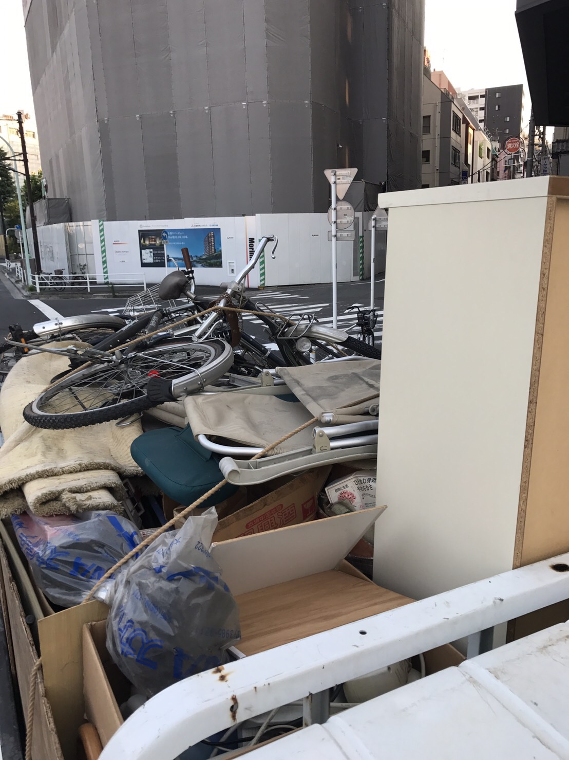 汚部屋の基準や特徴 共通点とは 床が見えないレベルはどれくらい デメリットは 汚部屋の粗大ごみ 不用品回収は激安 即日対応業者のエコアークへ